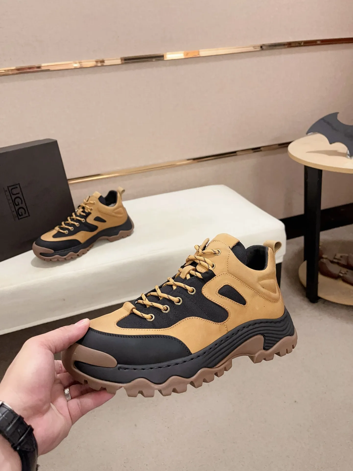 Factory Price: 360 Men's Men's Shoes💰North American Men's Shoes Ugg ☃️In the special sale of new high-quality men's shoes snow boots in autumn and winter, the nemesis of extreme cold weather! Made of cowhide leather, merino wool lining, and original outsole, whether driving, outdoor or daily wear, there is always one that suits you! Code number 39-44